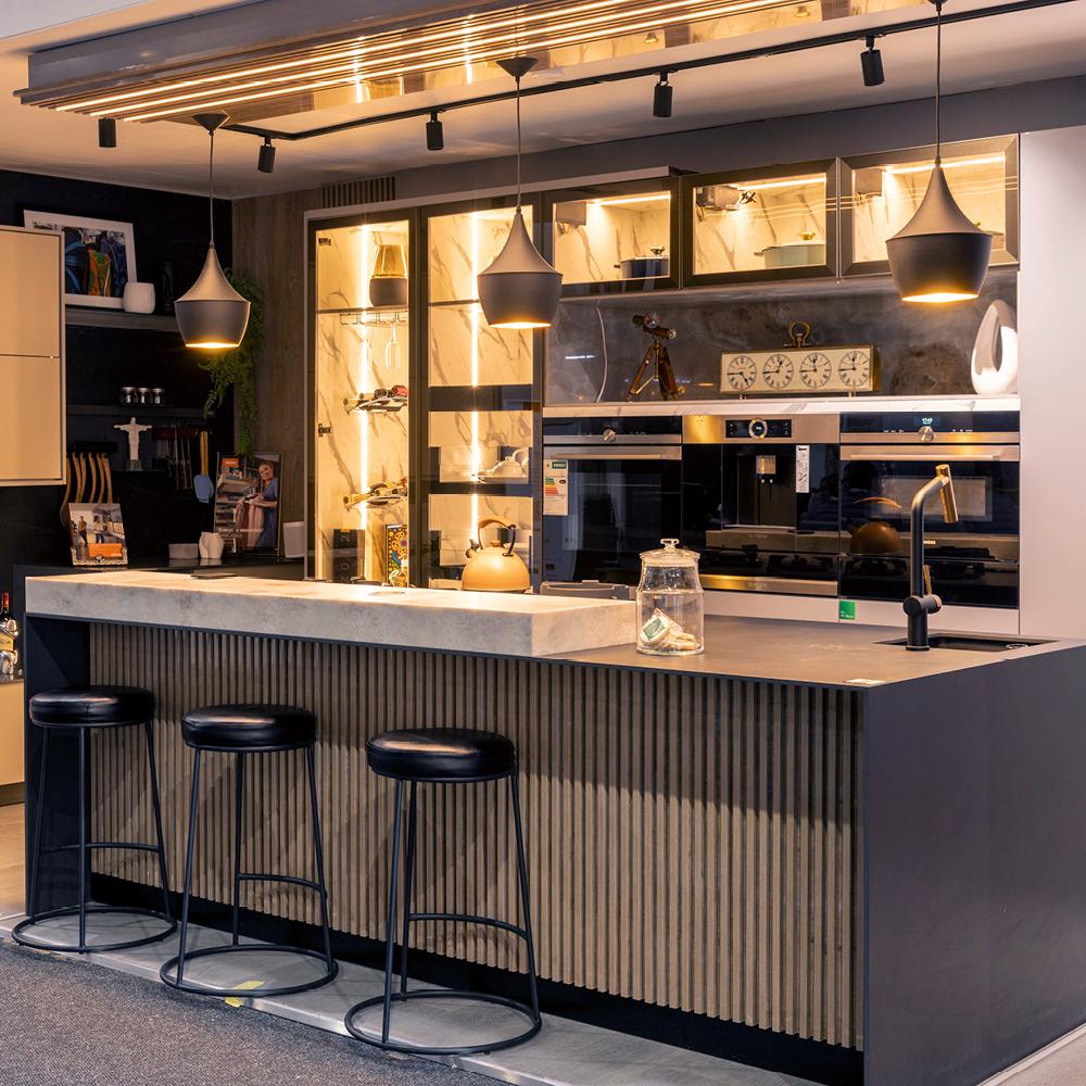 show-room-enstein-cut-edge
